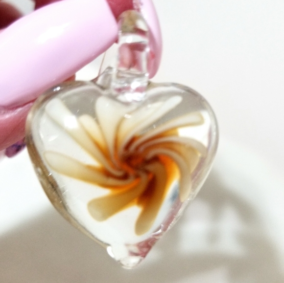 Heart shaped brown & cream swirl pendant - Picture 1 of 3